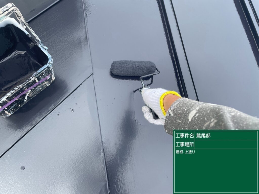 【屋根中塗り】<br />
屋根材の保護と塗膜の厚みを確保します。<br />
<br />
未施工の場合、屋根の劣化進行・防水性が低下します。<br />
<br />
